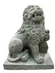 Klass. Löwe sitzend auf Sockel m. Ornament. links, 75 cm H 