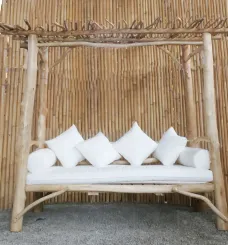 Tagesbett im Ibiza-Stil. Hergestellt aus Teakholz und Teakholzzweigen im Wurzelholz. Ca. 195cm Länge mit Matratzenauflage + 2 Nackenrollen + 4 Kopfkissen 