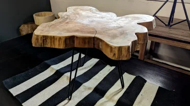 Unikat - Beistelltisch mit Metallbeinen, die Platte ist aus einem Stück Teakwurzel gefertigt. Größe etwa 61 cm Länge und 60 cm Breite, 5,5cm Dicke, Höhe ist 45cm 