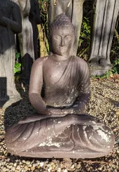 Sitzender Buddha, Indien, 60 cm Höhe, Kunststein, handgefertigt & farbig. Gussstein mit antikem Finish, handgearbeitet & gefärbt. 