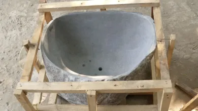 Becken aus Riverstone, Oberfläche naturbelassen, innen poliert. Länge 87 cm, Breite 83 cm, Höhe 50 cm, Tiefe 40 cm. 