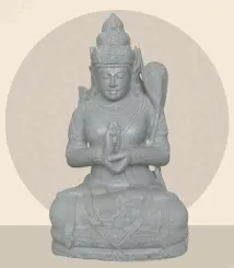 Sitzende Dewi Sri, Position Chakra, die das Rad dreht, 73 cm hoch, Flussstein grau, Modell mit Sativa. Es gibt ein Steinauge auf der linken Schläfe. 