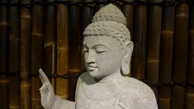 Sitzender Buddha mit floralem Muster, ca. 80 cm 