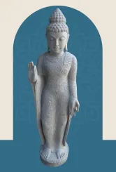 Stehender Buddha mit floraler Schnitzerei, Abudaya-Stellung. 40 x 31 x 154cm. Naturstein (Flussstein), Steinmetzarbeit 