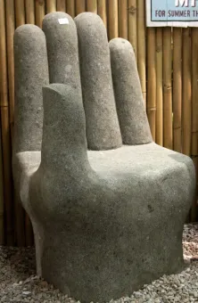 Abstrakte Hand, Objekt auch zum Sitzen (links), 100 cm 