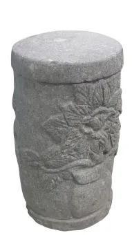 Steinhocker, Säule mit Blumenmotiv, 45 cm 