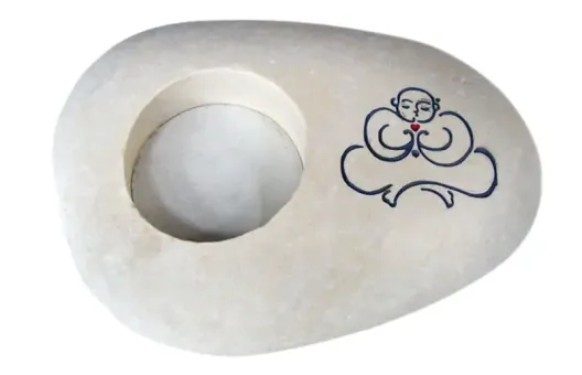 Stein mit Buddha-Kalligrafie als Teelichthalter 