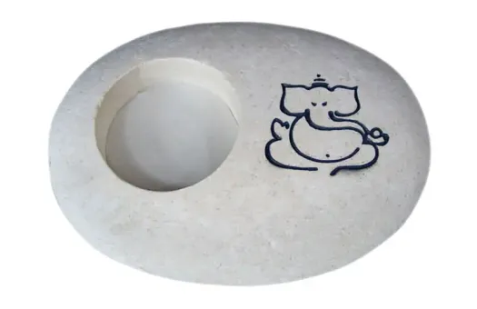 Stein mit Ganesha-Kalligrafie als Teelichthalter 