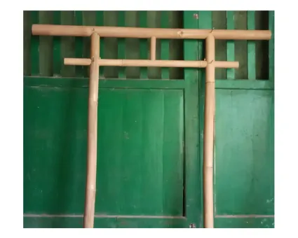 Japanische Torii aus Bambus Gigantochloa Apus. Die Größe ist "S", sie beträgt etwa 3,5-7x150x120 cm. Die Farbe ist gelb. 