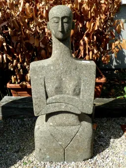 Abstrakte Figur - Frauen. Die Größe beträgt 40x25x105 cm. Naturstein (Basanit), Steinmetzarbeiten 