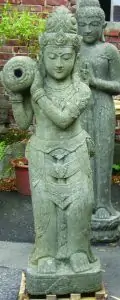 Stehende Lady (Sri Dewi) mit Vase, 100 cm 
