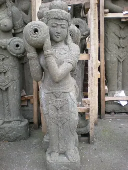 Stehende Lady (Sri Dewi) mit Vase, 175 cm H 