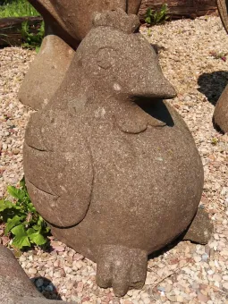 SALE – Sitzendes Huhn aus der Kollektion Young Art, 45 cm, B-War 