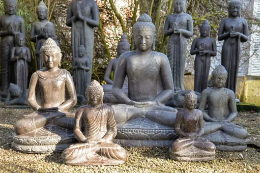 Sitzender Buddha "Meditation", indisch, in verschiedenen Größen, 