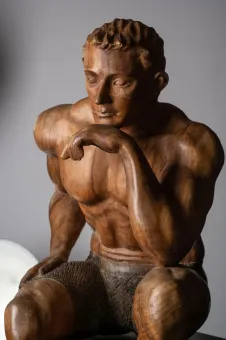 Unikat: Sitzender Mann – Kunstobjekt aus Suarholz, 110 cm 