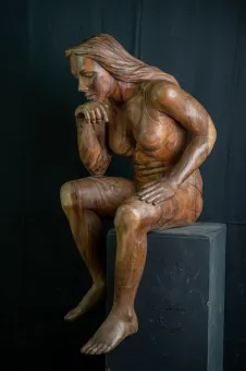 Unikat: Sitzende Frau – Kunstobjekt aus Suarholz, 110 cm 