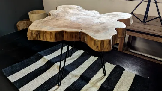 Unikat - Beistelltisch mit Metallbeinen, die Platte ist aus einem Stück Teakwurzel gefertigt. Größe etwa 61 cm Länge und 60 cm Breite, 5,5cm Dicke, Höhe ist 45cm 