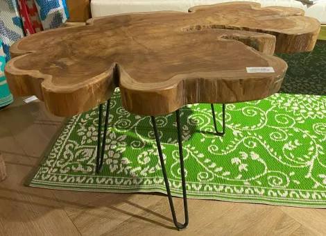 Unikat - Beistelltisch mit Metallbeinen, die Platte ist aus einem Stück Teakwurzel gefertigt. Größe etwa 80cm Länge und 50 cm Breite, 5,5cm Dicke, Höhe ist 45cm 