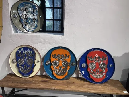 Totenkopf auf Fassdeckel, 60 cm, Objekt aus einem upcycled Ölfass. Stahlblech 