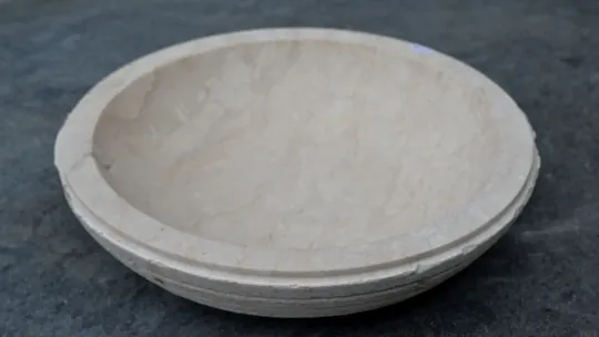 Schale aus Marmor - Dia. 40 cm - außen grob bossiert 