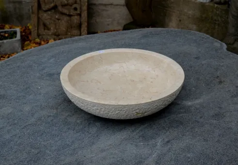 Schale aus Marmor, Ø 40 cm, außen grob bossiert 