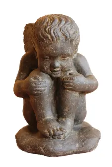 Engel sitzend, Steinguss, 37 cm 