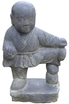 Stehender Kung Fu-Mönch in Kampfstellung (Bein hoch) ca. 60cm L aus Steinguss mit Antik-Finish 