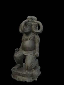 kniender Ganesha mit 3 Köpfen 