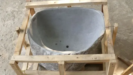 Becken aus Riverstone, Oberfläche naturbelassen, innen poliert. Länge 87 cm, Breite 83 cm, Höhe 50 cm, Tiefe 40 cm. 