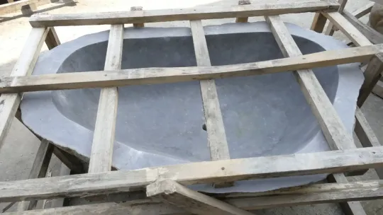 Waschbecken aus Riverstone, Oberfläche naturbelassen, innen poliert. Länge 150 cm, Breite 93 cm, Höhe 53 cm, Tiefe 36 cm. 