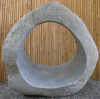 Objekt aus Flussstein mit Aushöhlung, 140 cm 