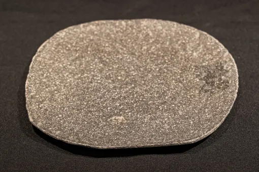 Dünne Platte aus Flussstein, ca. 25 cm Durchmesser 