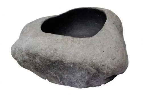 Runder Pflanzgefäß aus Flussstein. Die Größe beträgt etwa 70x80x35 cm. 