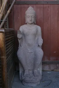 Sitzender Buddha auf Sockel, 130 cm H, rötlicher Flussstein 