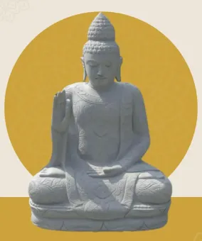 Sitzender Buddha mit floraler Schnitzerei - Abhaya-Stellung. Höhe ca. 121 cm. Naturstein (Flussstein), Steinmetzarbeiten 