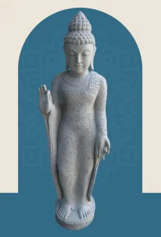 Stehender Buddha mit floraler Schnitzerei, Abudaya-Stellung. 40 x 31 x 154cm. Naturstein (Flussstein), Steinmetzarbeit 